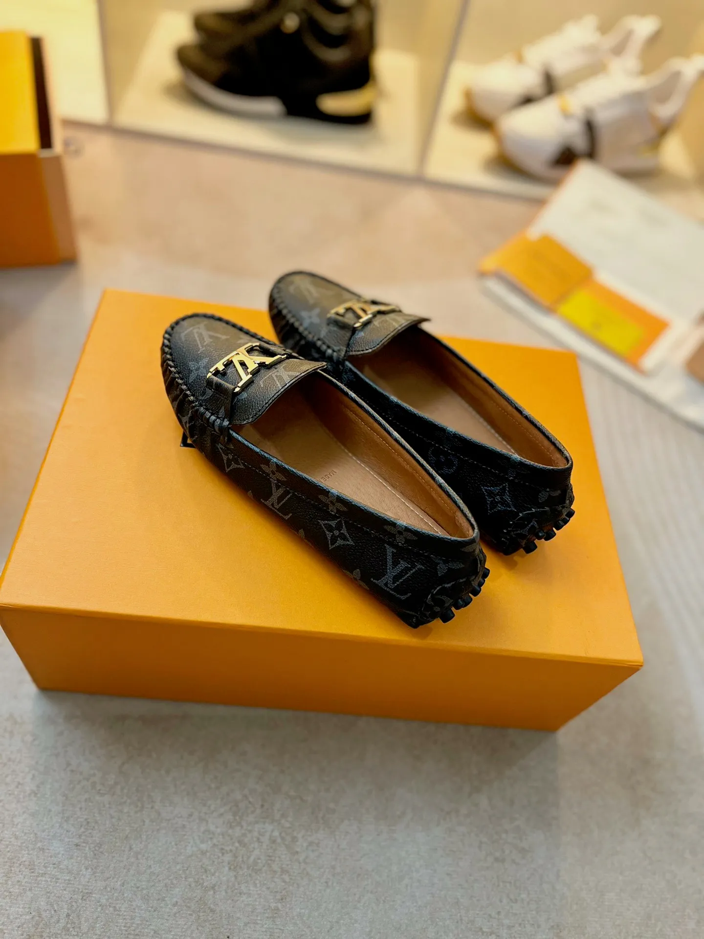 p460💰Couple model❤️🇫🇷 𝙇𝙤𝙪𝙞𝙨 𝙑𝙪𝙞𝙩𝙩𝙤𝙣 🇫🇷Louis Vuitton 2023 Classic𝓛𝓿 𝓣𝓻𝓪𝓲𝓷𝓮𝓻 Sports Series ➪➪➪¯ [Arizona Doudou Shoes Series] ▪️▪️▪️Arizona slip-on shoes are made of Monogram Eclipse canvas. Its hand-painted and dyed edges and hand-sewn uppers fully demonstrate Louis Vuitton's traditional shoemaking craftsmanship. This slip-on shoe is very lightweight. The integrated tongue and upper make it particularly comfortable and flexible. The soft outsole is equipped with rubber padding. Decorated with matching sash. Detailed features: ☑️Monogram Eclipse canvas ☑️Black Eclipse pattern ☑️Hand-painted shoe edges ☑️Hand-sewn uppers (each pair takes time to process) ☑️Integrated tongue and upper construction ☑️Outsole equipped with rubber lining ☑️size: 35_46